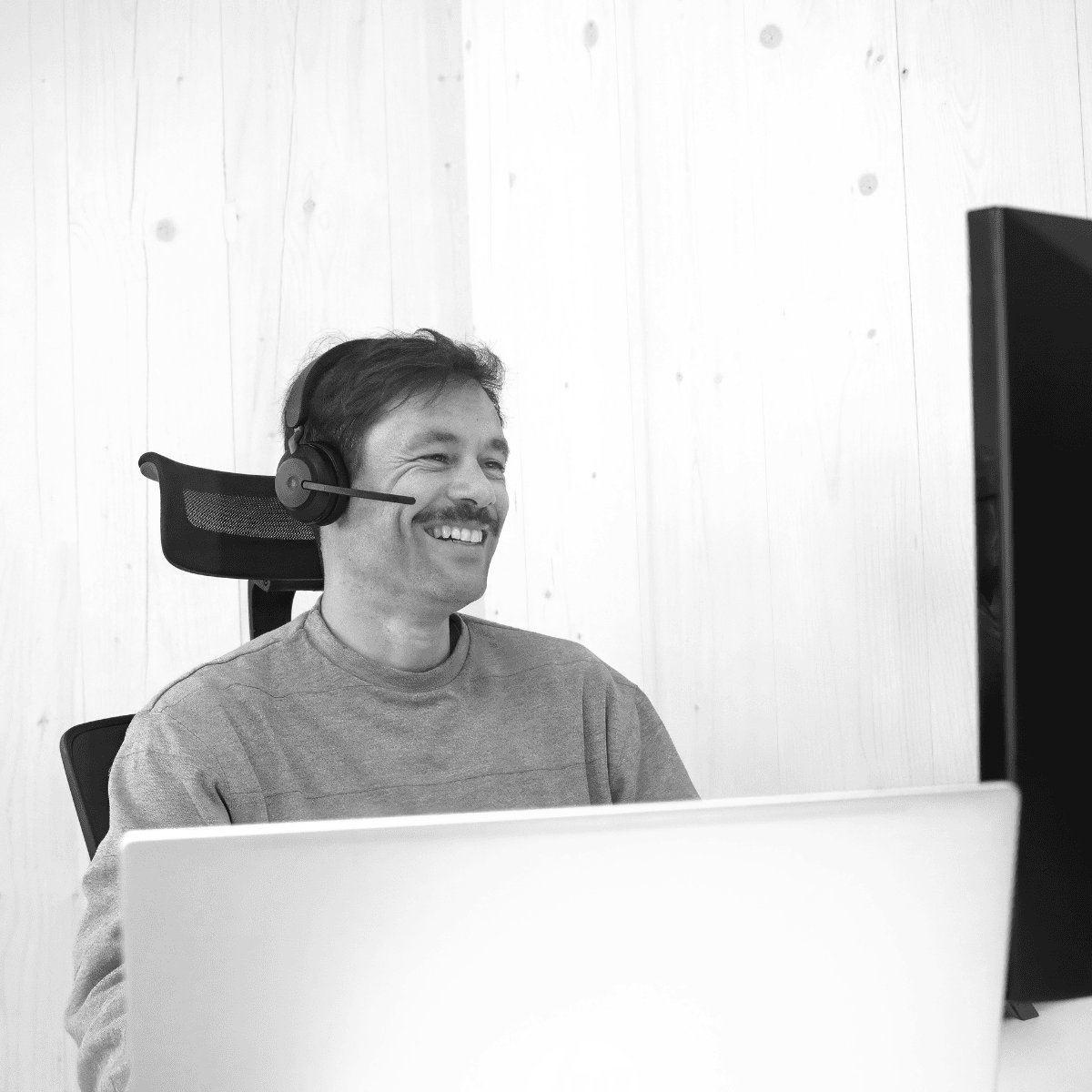 Persönlicher Kundensupport bei YOUL: Ein freundlicher Experte mit Headset steht für eine individuelle Beratung zum YOUL ONE Stromspeicher bereit.