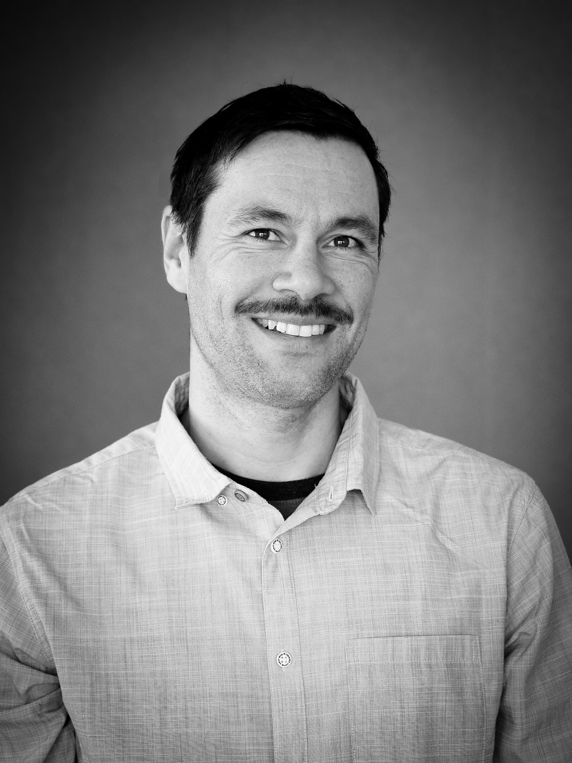 Porträt von David Möhnle aus dem YOUL Team: Ihr kompetenter Ansprechpartner für persönliche Fachberatung und Service zum YOUL ONE Batteriespeicher.