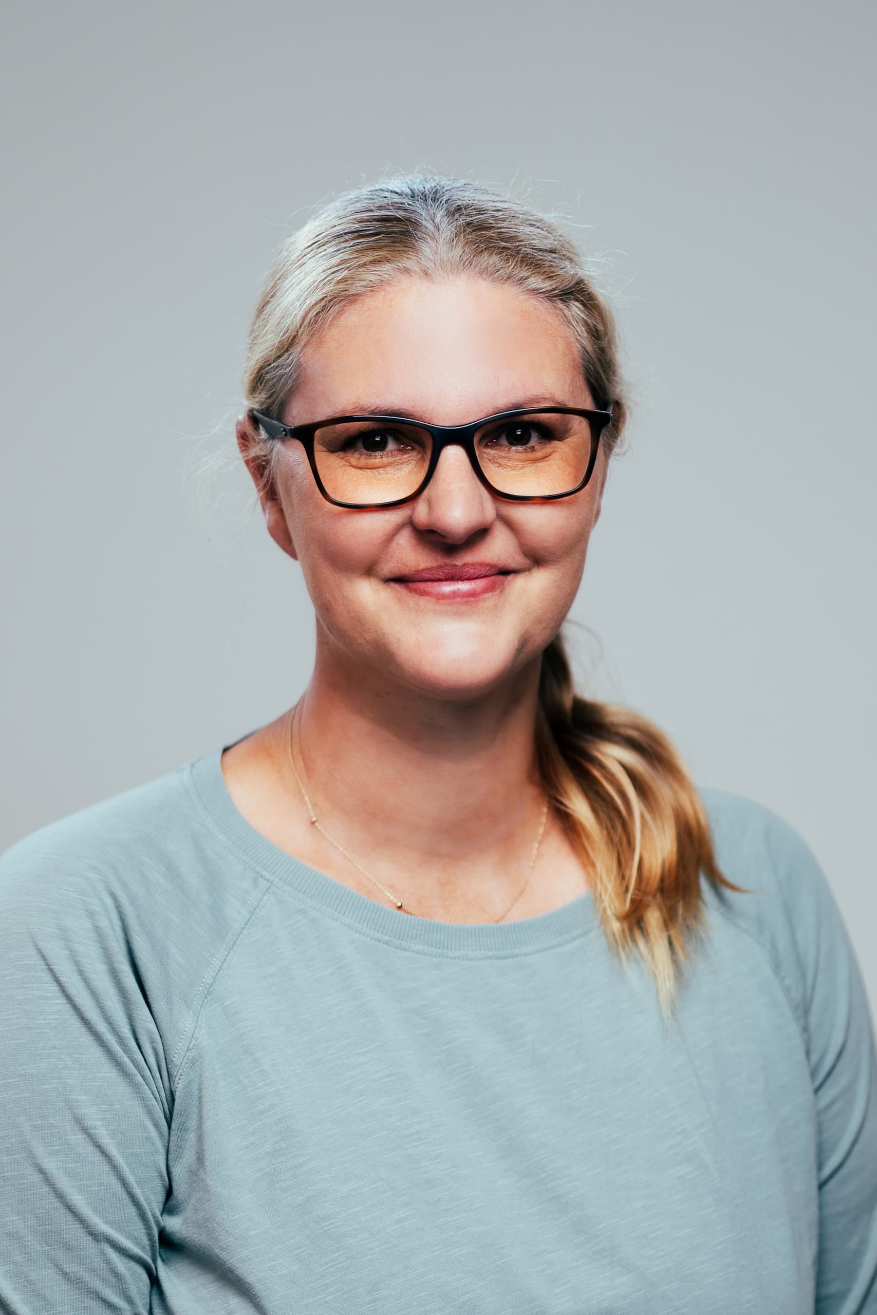 Porträt von Katrin Aust aus dem YOUL Team: Ihre kompetente Ansprechpartnerin für fachkundige Beratung und persönlichen Service rund um den YOUL ONE Batteriespeicher.