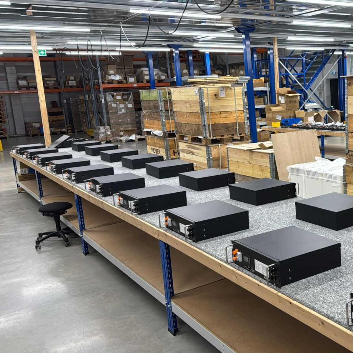 Blick in die Fertigung des YOUL ONE: Mehrere Batteriemodule des 10 kWh Speichers sind für die Endmontage und Qualitätssicherung in der deutschen Produktionshalle aufgereiht.