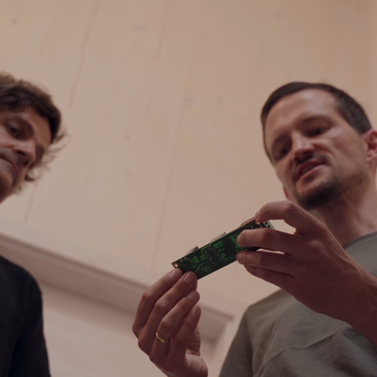 Präzision in der Entwicklung: Norbert Baumann und ein Teamkollege von YOUL prüfen sorgfältig eine elektronische Komponente für den YOUL ONE Batteriespeicher.