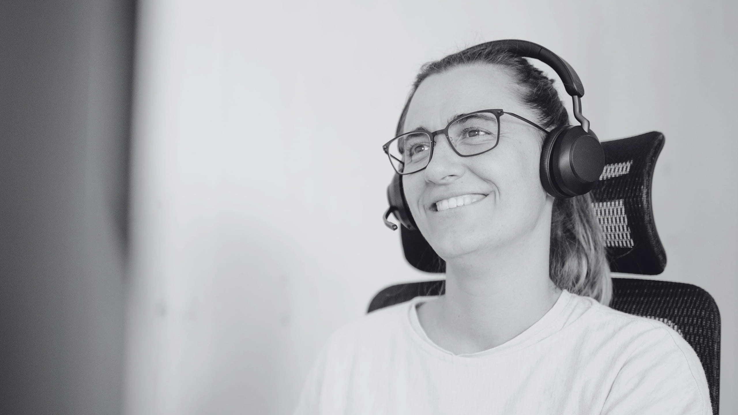 Nahaufnahme von Janina Schober aus dem YOUL Support-Team: Kompetente Fachberatung und persönlicher Service für Ihren YOUL ONE Batteriespeicher.