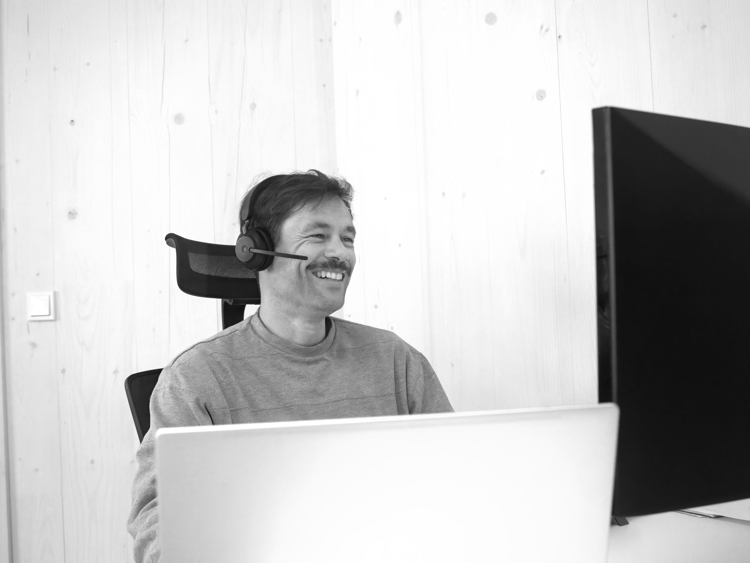 Persönliche Fachberatung bei YOUL: Ein erfahrener Support-Experte steht bereit, um Fragen zur Installation und Nutzung des YOUL ONE Batteriespeichers kompetent zu beantworten.