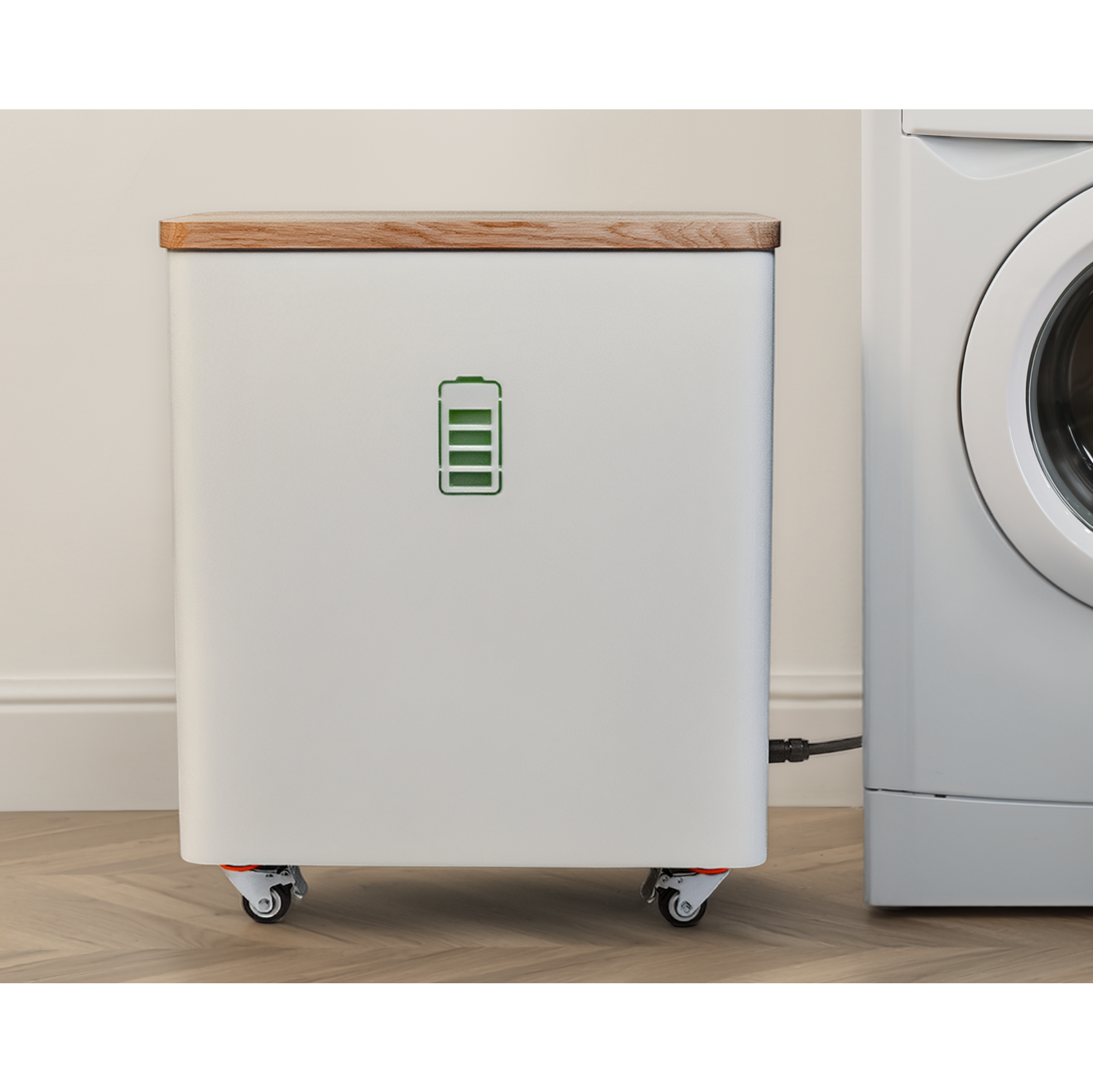 Der kompakte YOUL ONE Batteriespeicher im direkten Größenvergleich neben einer herkömmlichen Waschmaschine zur Veranschaulichung der platzsparenden Maße.