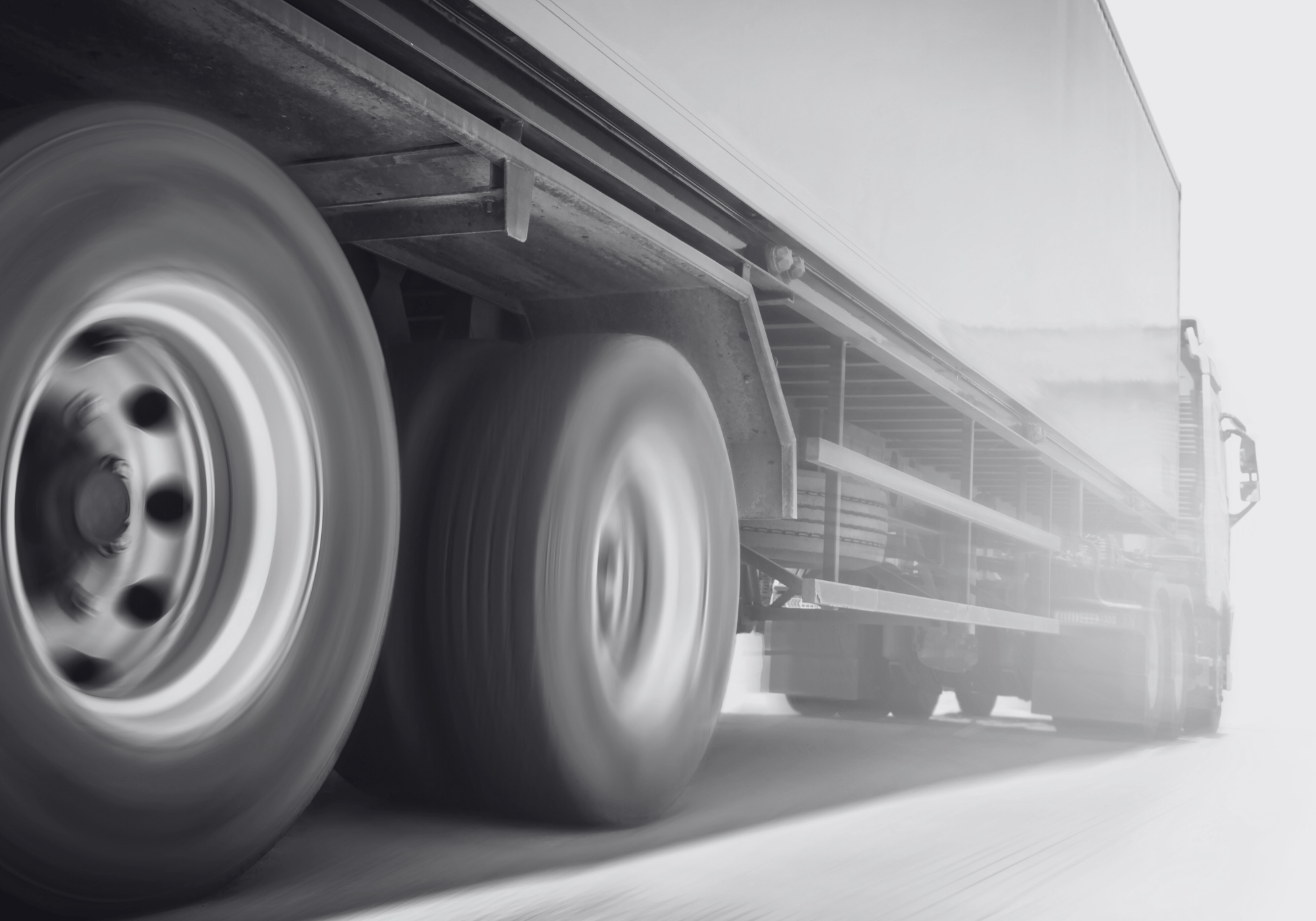 Schneller und zuverlässiger Versand des YOUL ONE: Ein LKW liefert den nachhaltigen Batteriespeicher sicher und termingerecht direkt zu unseren Kunden.