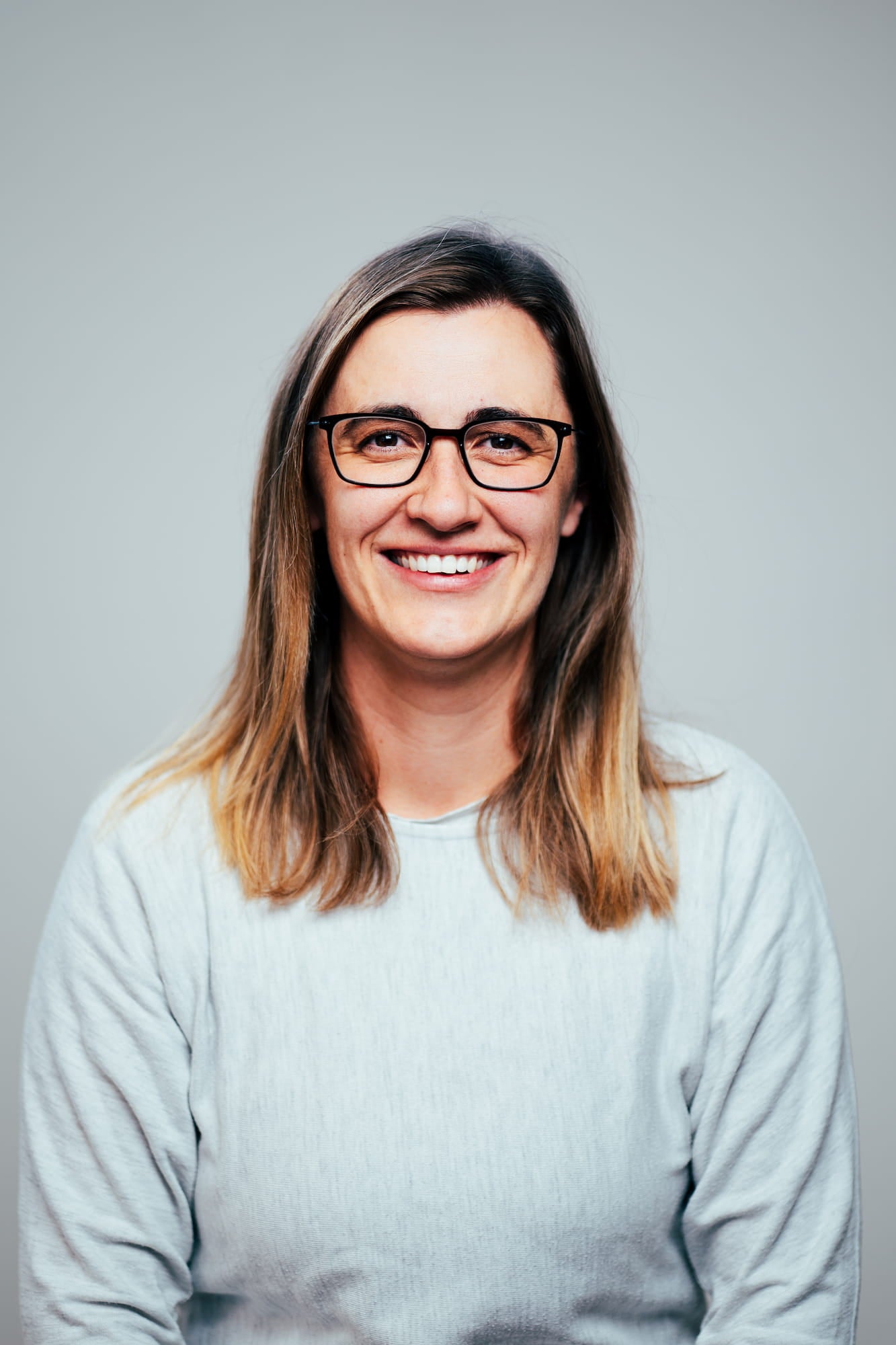 Porträt von Janina Schober aus dem YOUL Support-Team: Ihre Expertin für persönliche Beratung und technischen Service rund um den YOUL ONE Batteriespeicher.