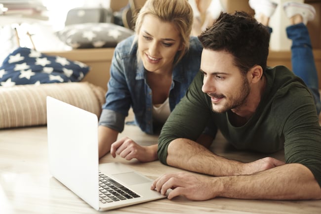 junges-paar-neuer-wohnung-mit-laptop-1